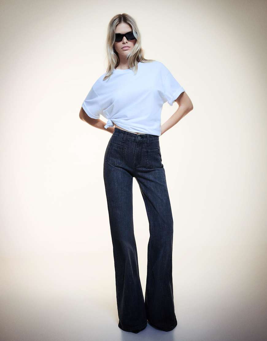 Bershka - Ausgestellte schwarze Jeans mit bequemer Passform und Taschen von Bershka