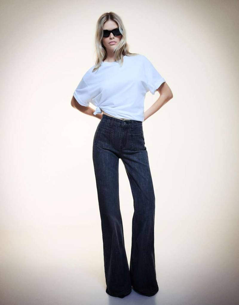 Bershka - Ausgestellte schwarze Jeans mit bequemer Passform und Taschen von Bershka