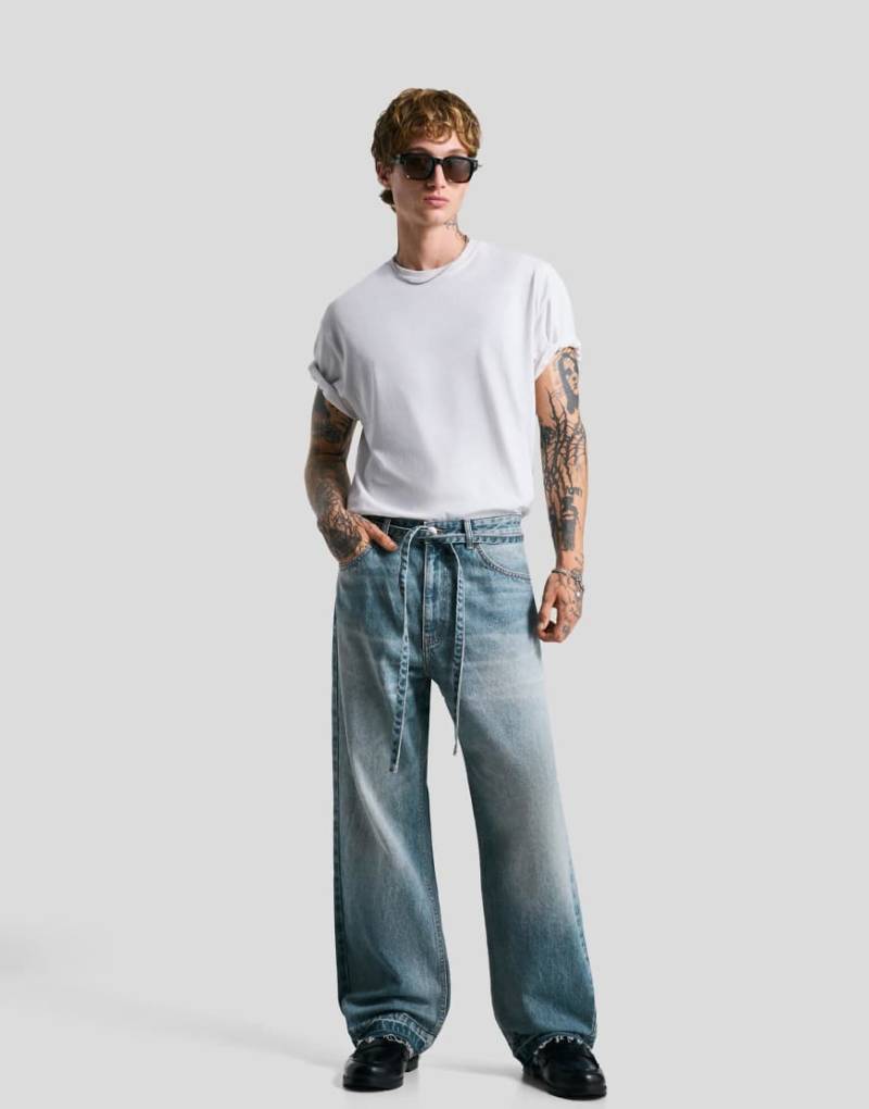 Bershka - Baggy Jeans in Mittelblau mit Gürtel von Bershka
