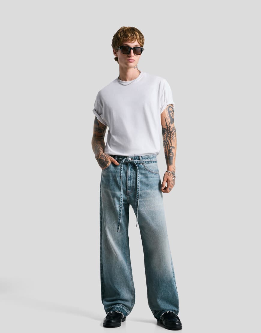 Bershka - Baggy Jeans in Mittelblau mit Gürtel von Bershka
