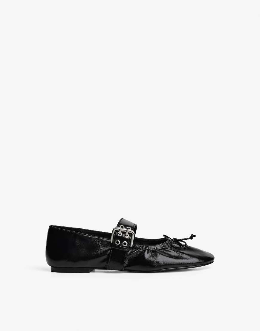 Bershka - Ballerinas in Schwarz mit Schnallendetail Bershka - Ballerinas in Schwarz mit Schnallendetail von Bershka