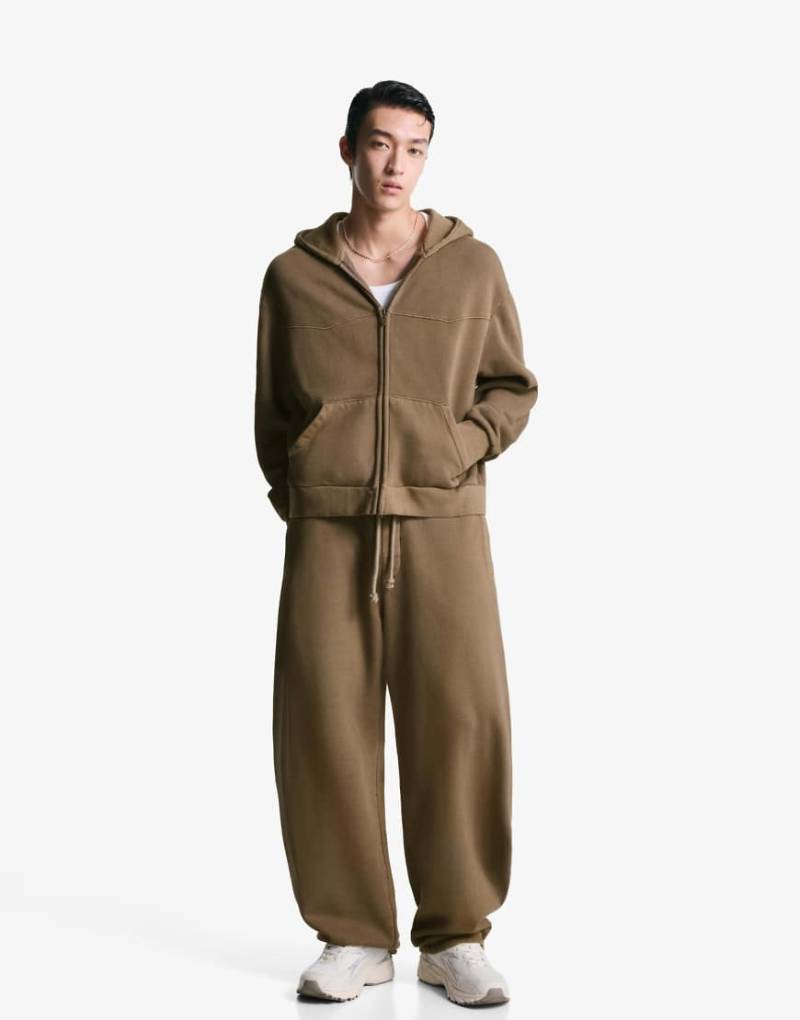 Bershka - Balloon-Fit-Jogginghose in Braun-Brown von Bershka