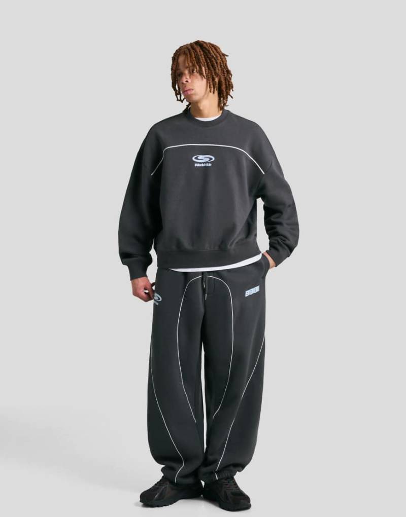 Bershka - Balloon-Fit-Hose in Grau mit Print-Blau von Bershka