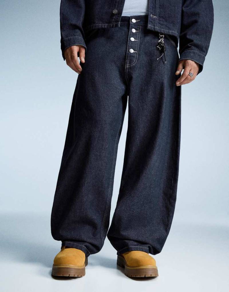 Bershka - Barrel-Jeans in Blau-Marineblau von Bershka