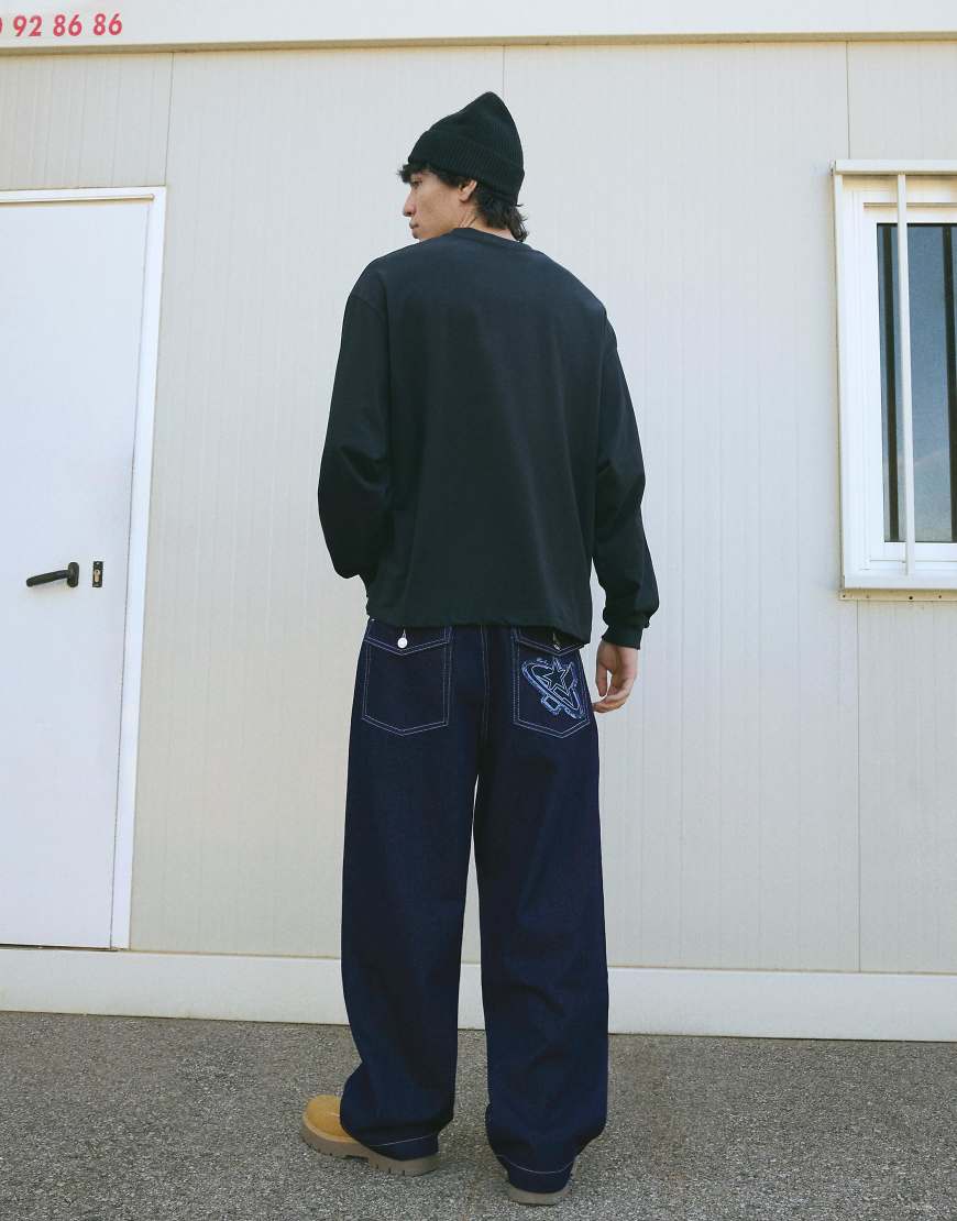 Bershka - Barrel-Jeans in Blau-Marineblau Bershka - Barrel-Jeans in Blau-Marineblau von Bershka