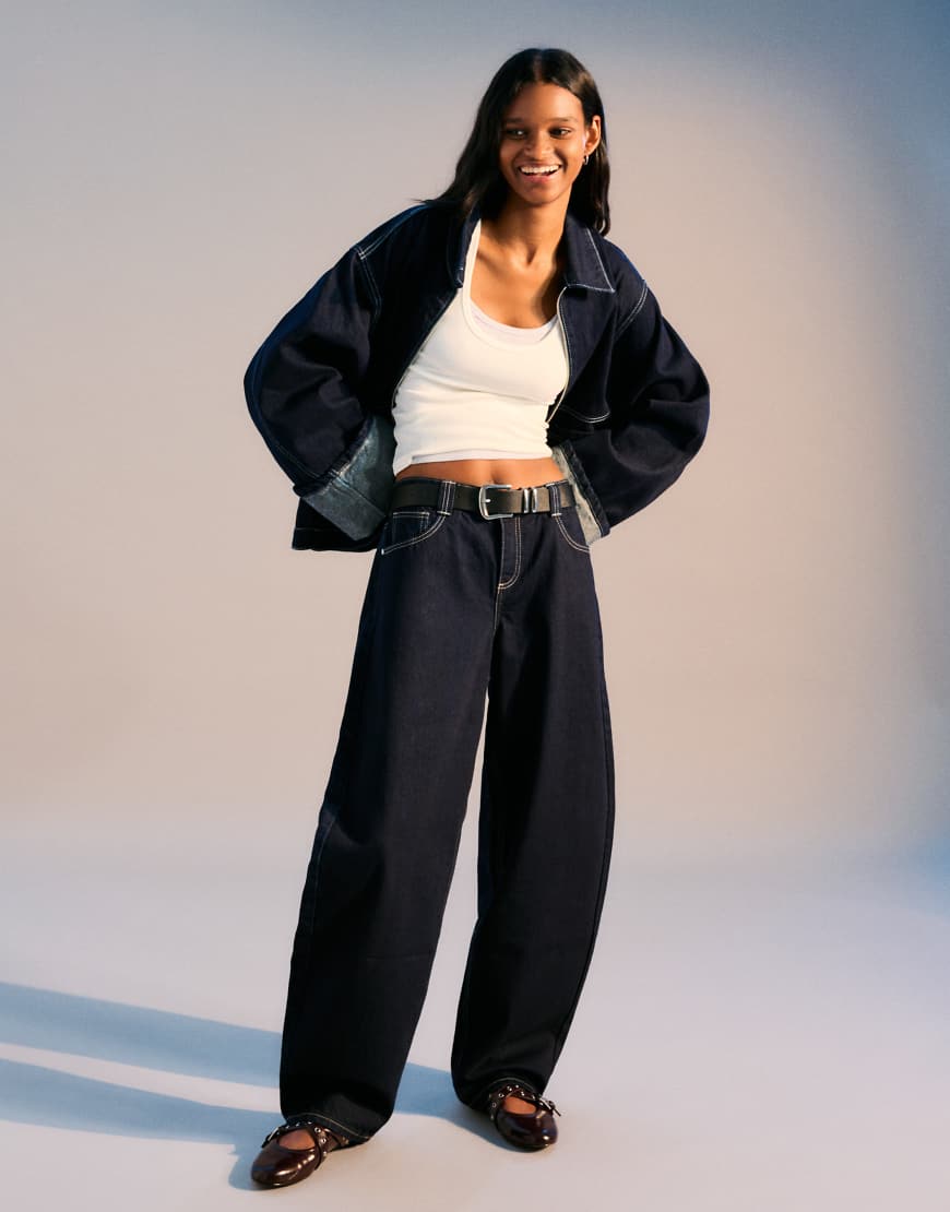 Bershka - Barrel-Jeans in Dunkelblau Bershka - Barrel-Jeans in Dunkelblau von Bershka