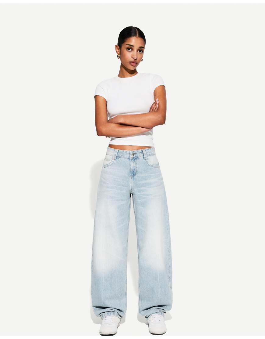 Bershka - Barrel-Jeans in Mittelblau von Bershka