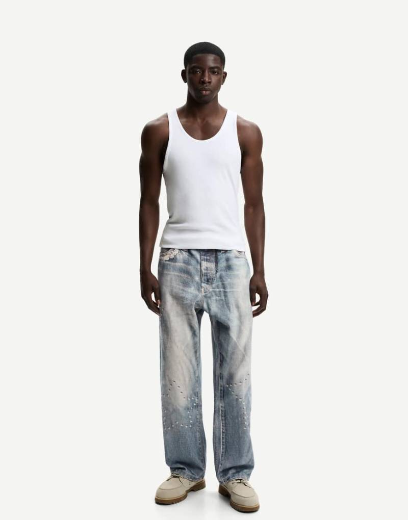 Bershka - Bedruckte Baggy Jeans in Mittelblau Bershka - Bedruckte Baggy Jeans in Mittelblau von Bershka