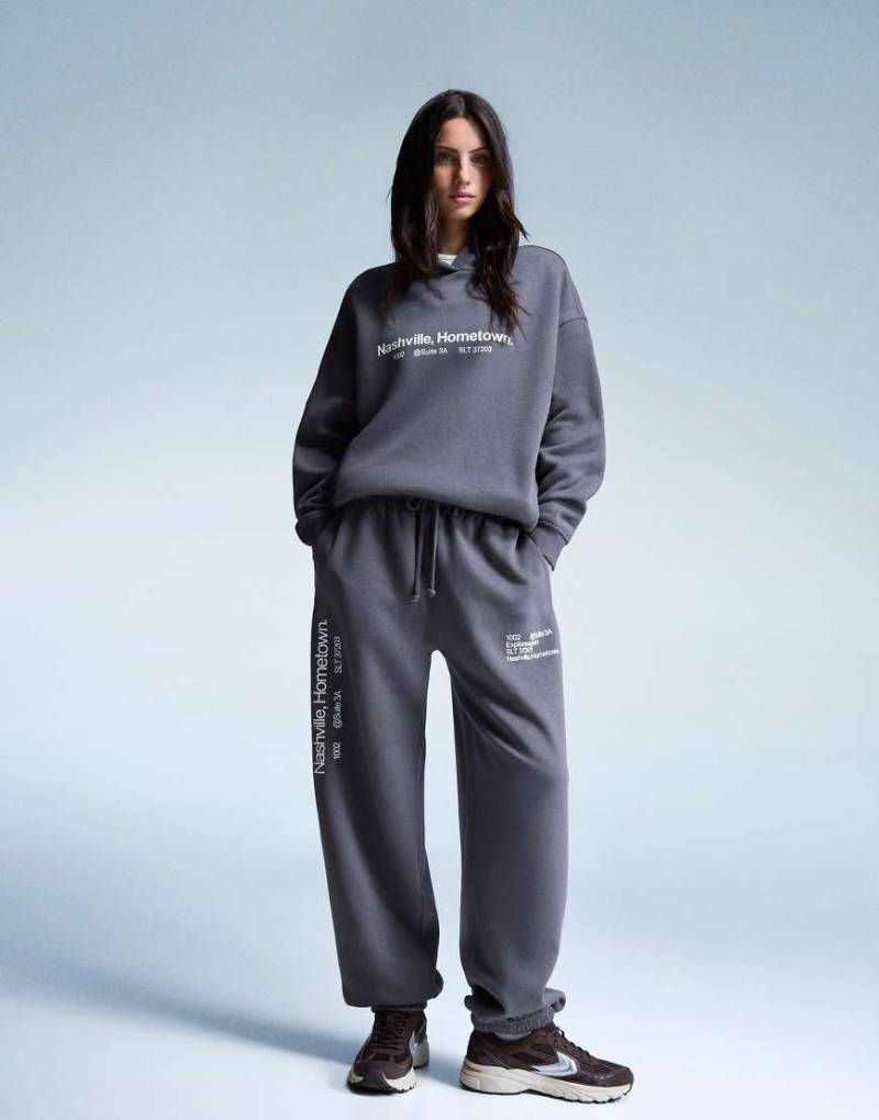Bershka - Bedruckte Jogginghose in Grau-Neutral von Bershka