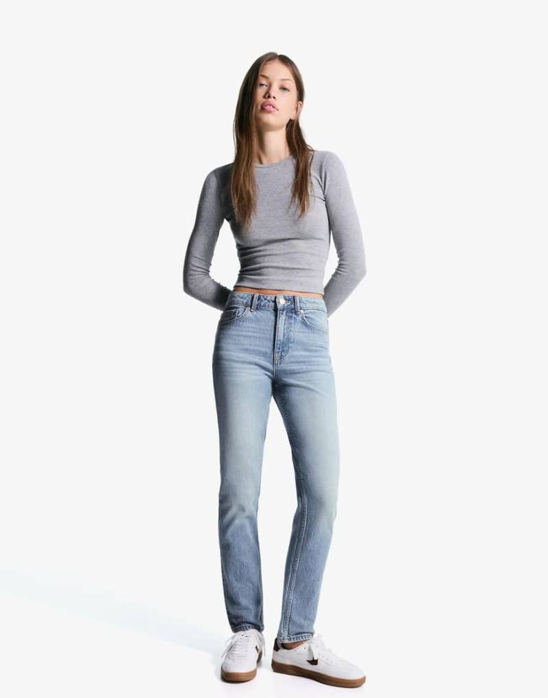 Bershka - Bequeme Mom-Jeans in Mittelblau mit hohem Bund von Bershka
