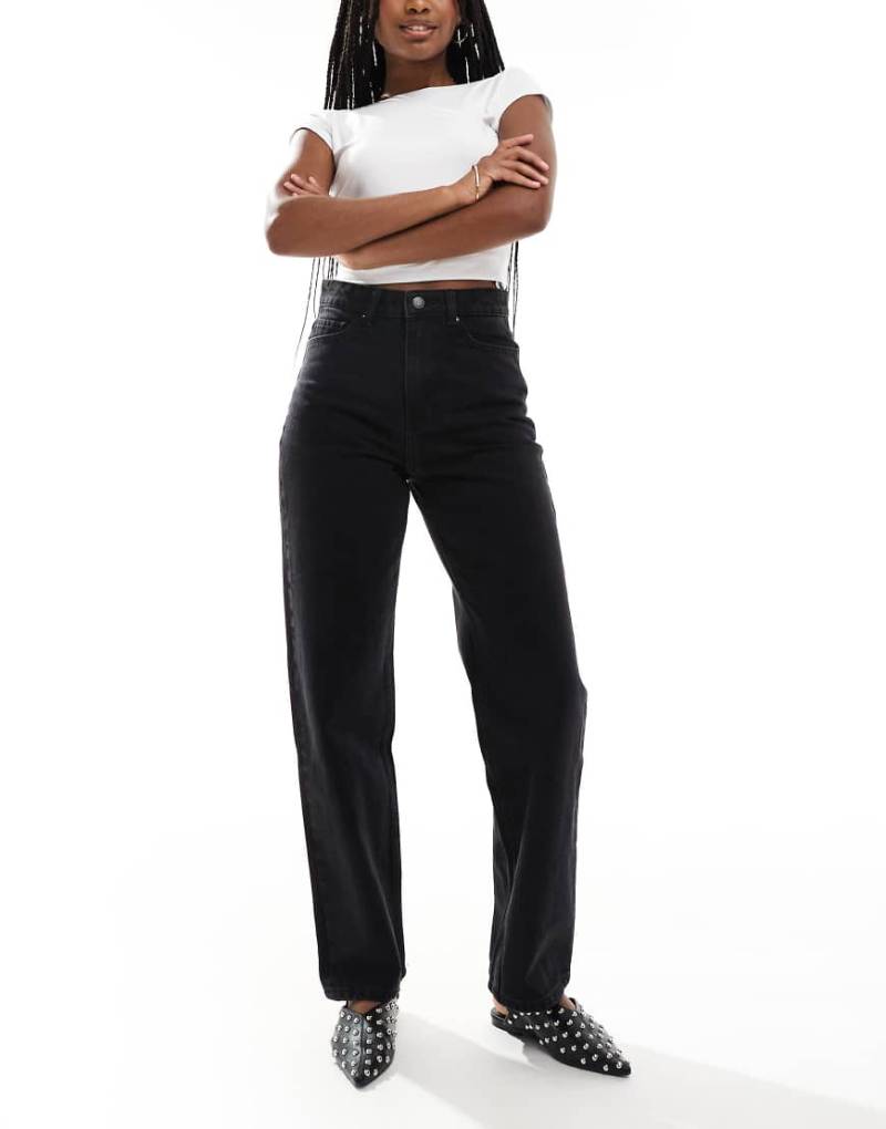 Bershka - Bequeme Mom-Jeans in Schwarz von Bershka