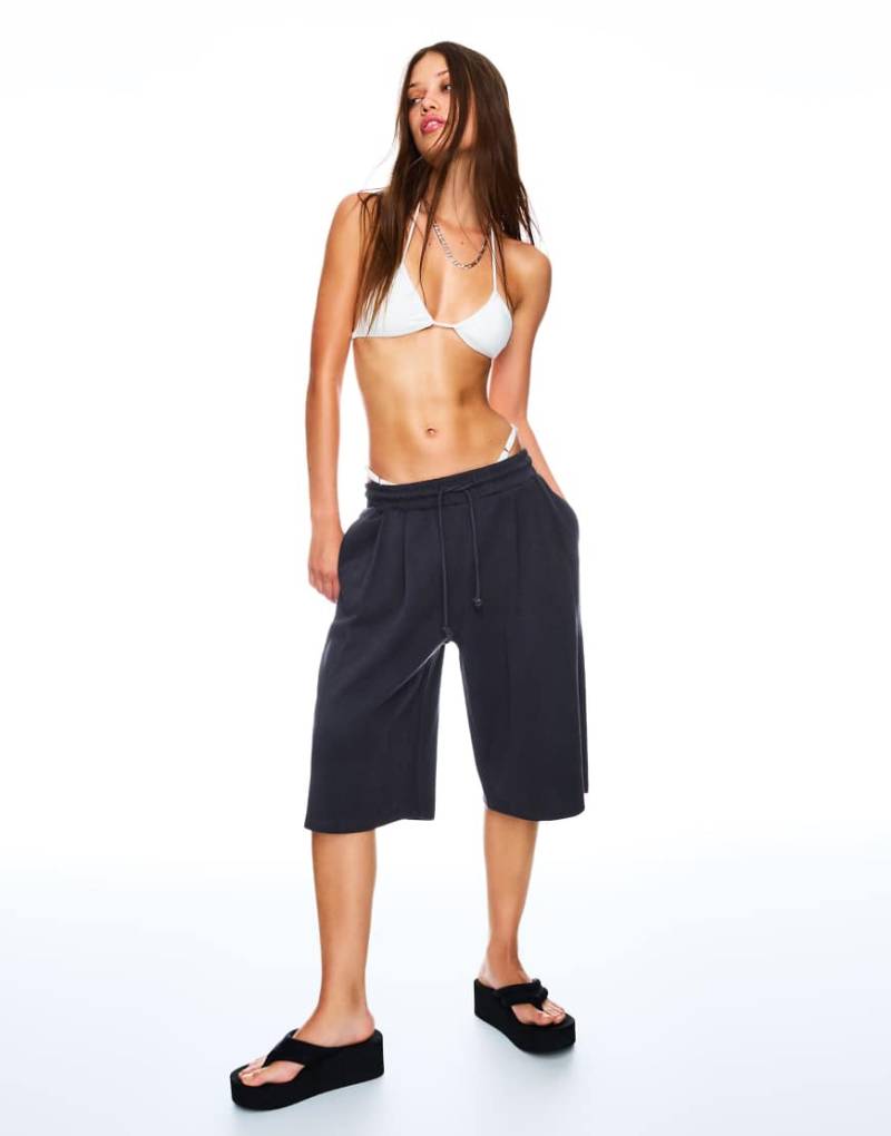 Bershka - Bermuda-Jorts in Anthrazit mit elastischem Bund-Grau von Bershka