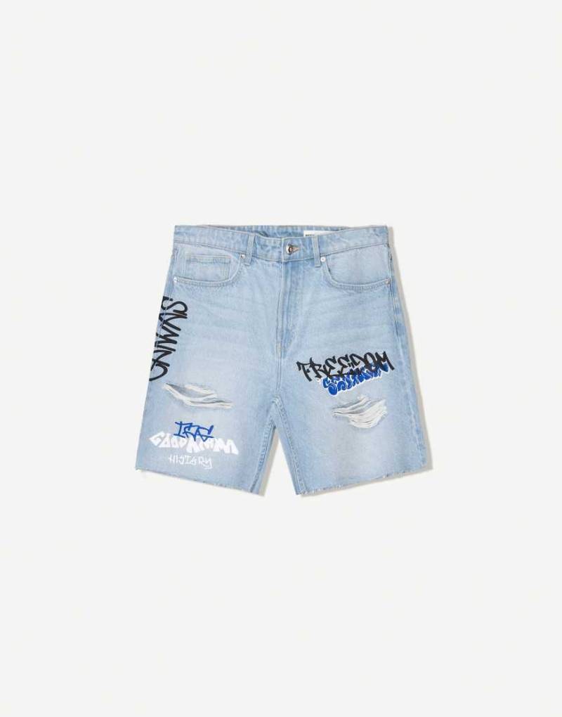 Bershka - Bermuda-Shorts aus Denim in Mittelblau mit Print Bershka - Bermuda-Shorts aus Denim in Mittelblau mit Print von Bershka
