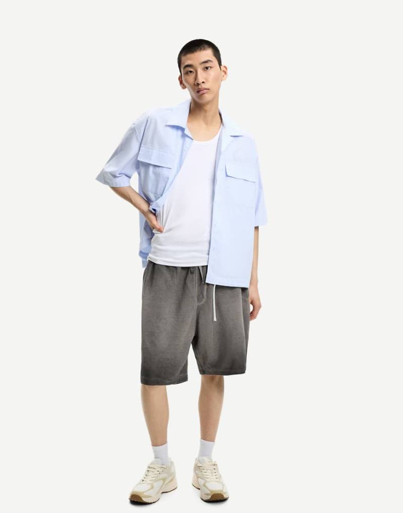 Bershka - Bermudashorts aus Waffelstrick in Schwarz und Weiß mit verblasstem Effekt von Bershka