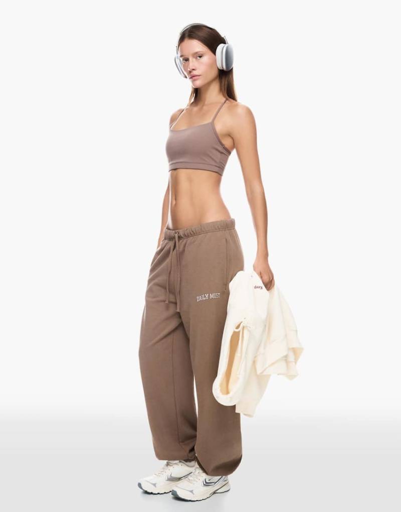 Bershka - Bestickte, weiche Jogginghose in Braun-Neutral von Bershka