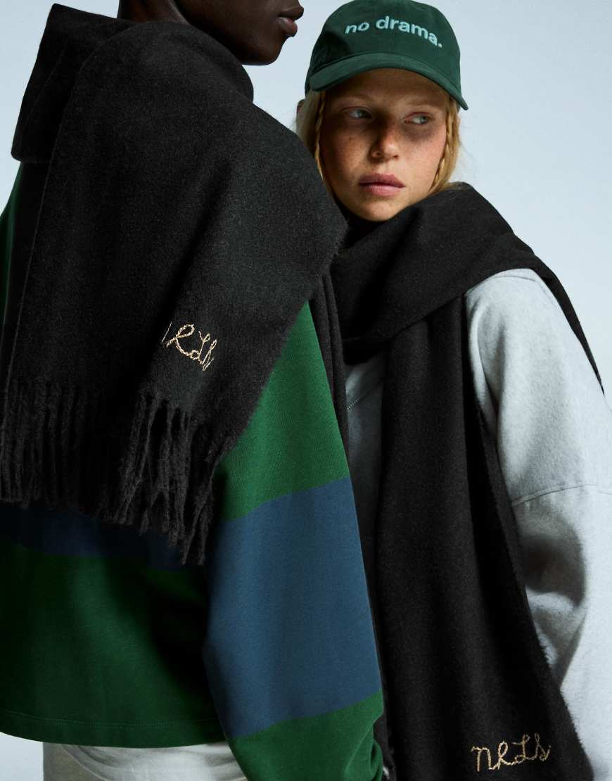 Bershka - Bestickter Unisex-Schal in Grau Bershka - Bestickter Unisex-Schal in Grau von Bershka