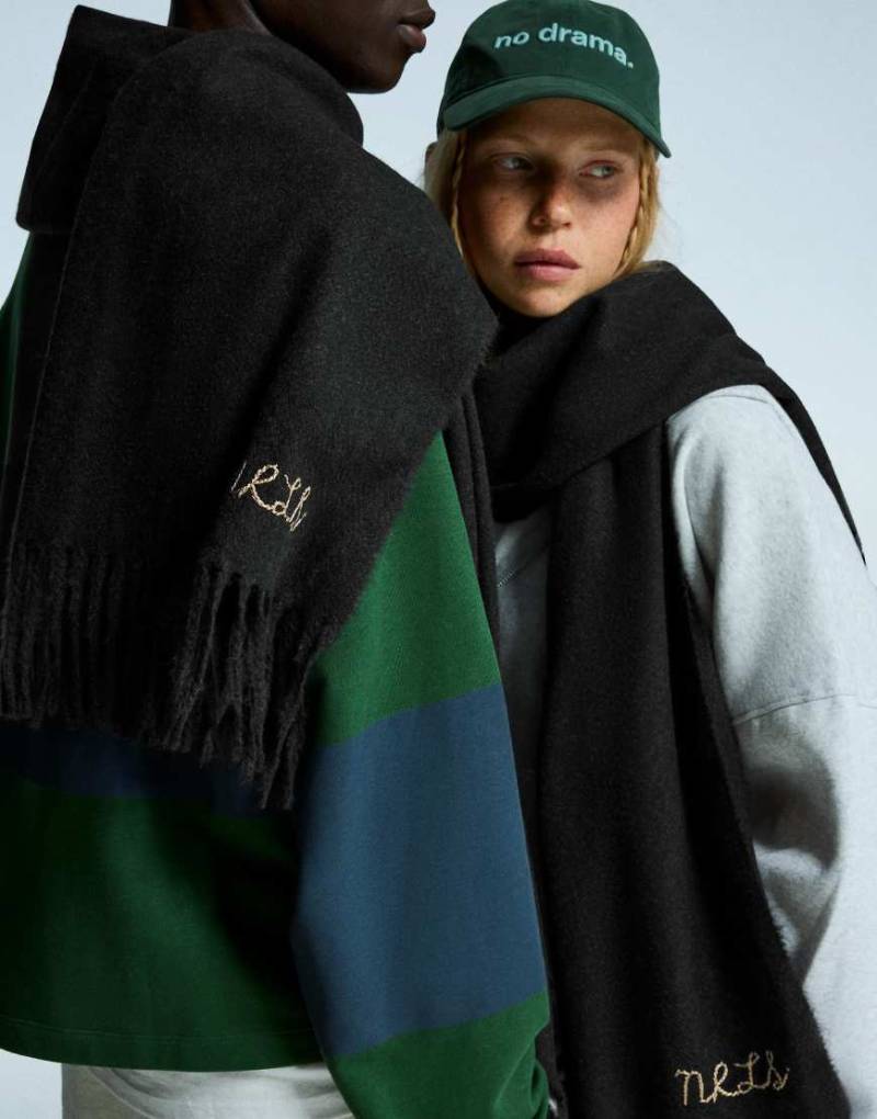 Bershka - Bestickter Unisex-Schal in Grau Bershka - Bestickter Unisex-Schal in Grau von Bershka