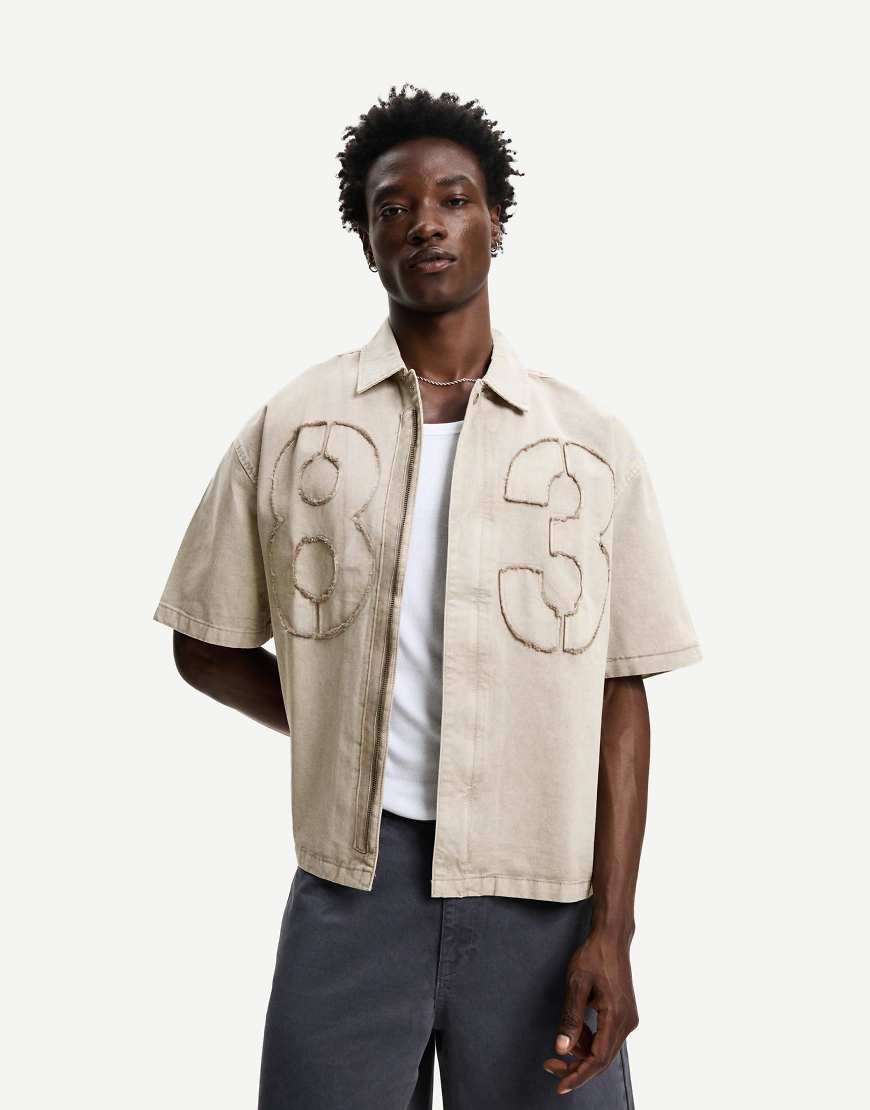 Bershka - Besticktes, kurzärmliges, kastiges Hemd in Grau von Bershka