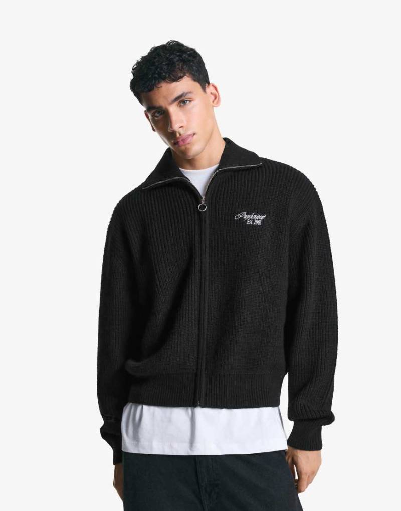 Bershka - Besticktes Sweatshirt in strukturiertem Schwarz mit Reißverschluss Bershka - Besticktes Sweatshirt in strukturiertem Schwarz mit Reißverschluss von Bershka