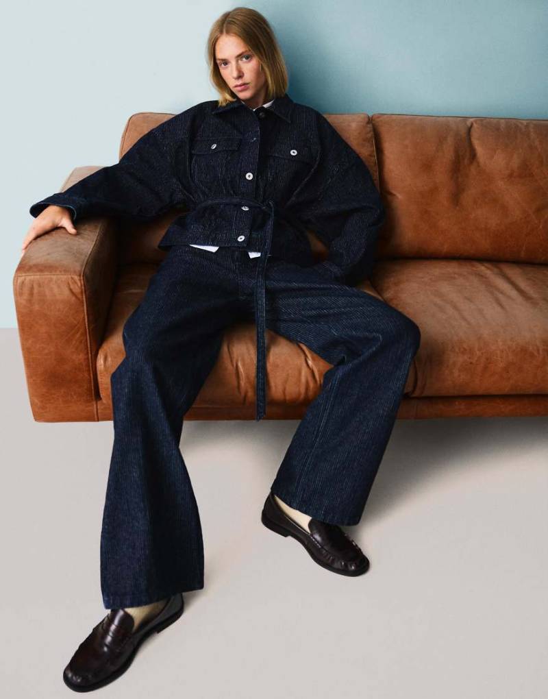 Bershka - Blaue Jeans mit Strukturmuster, geradem Schnitt und weitem Bein-Marineblau von Bershka