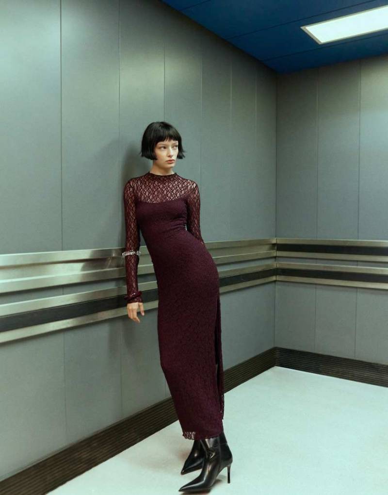 Bershka - Blonde - Langärmliges Midikleid aus Spitze in Burgunderrot von Bershka