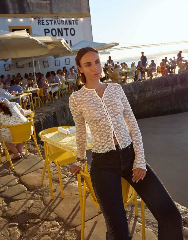 Bershka - Blonde - Strickjacke aus Spitze in Weiß von Bershka