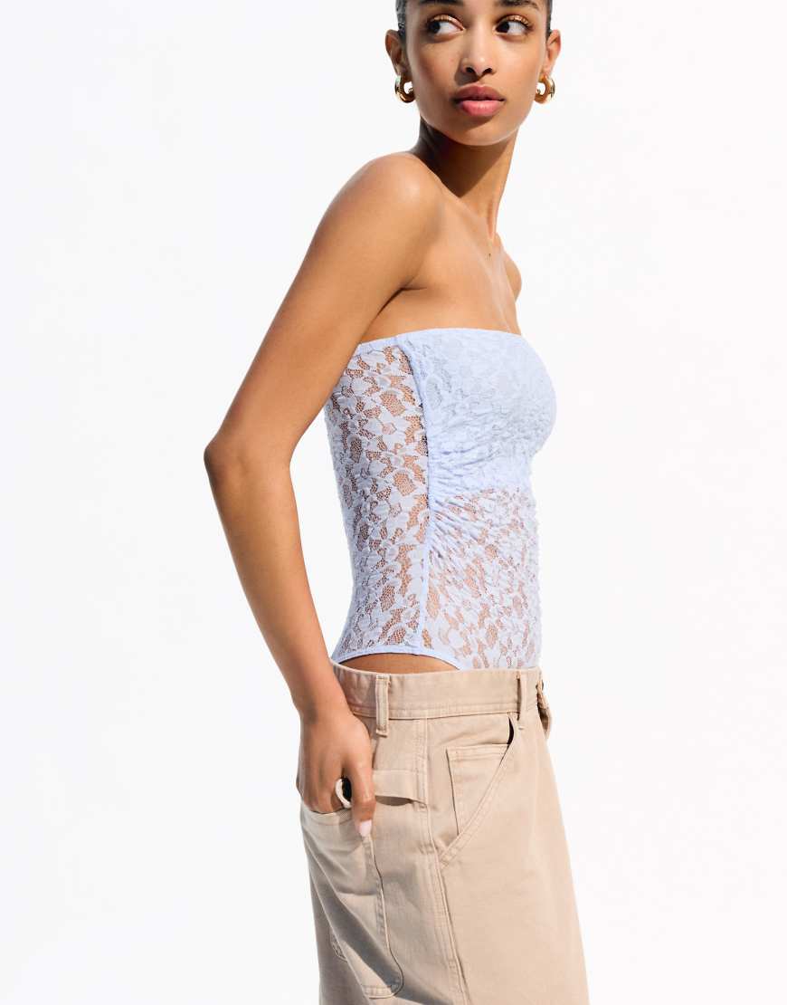 Bershka - Blonde - Trägerloser Body aus Spitze in Hellblau von Bershka