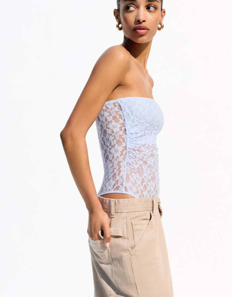 Bershka - Blonde - Trägerloser Body aus Spitze in Hellblau von Bershka