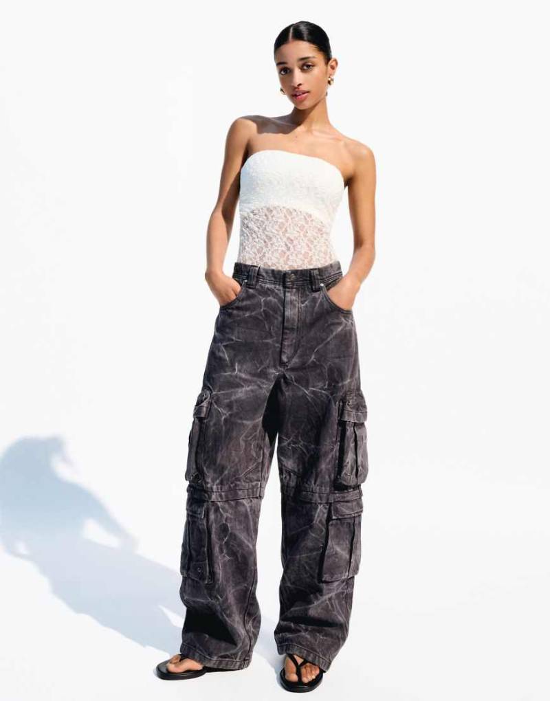 Bershka - Blonde - Trägerloser Body aus Spitze in Weiß von Bershka