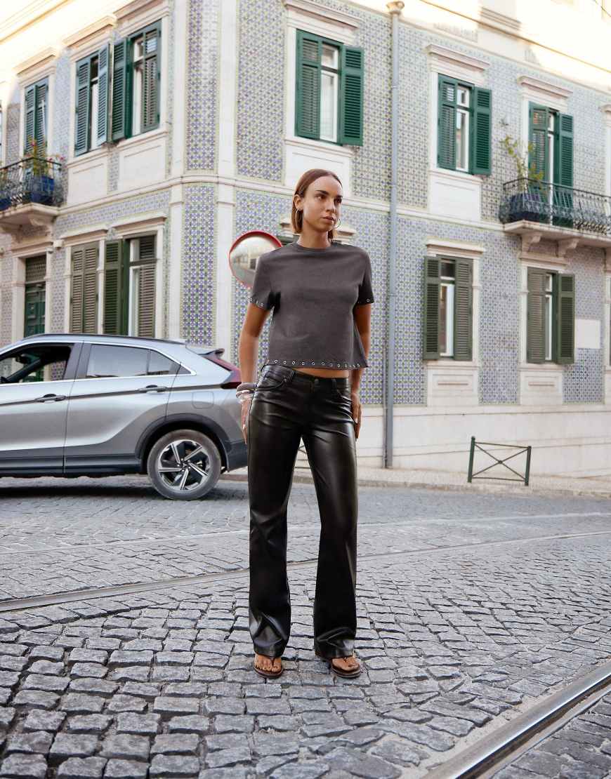 Bershka - Bootcut-Hose aus Kunstleder in Braun-Brown Bershka - Bootcut-Hose aus Kunstleder in Braun-Brown von Bershka