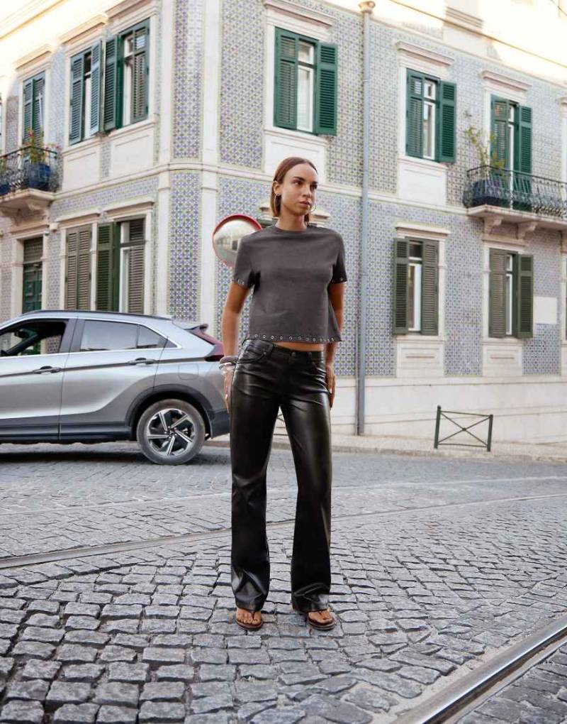 Bershka - Bootcut-Hose aus Kunstleder in Braun-Brown von Bershka