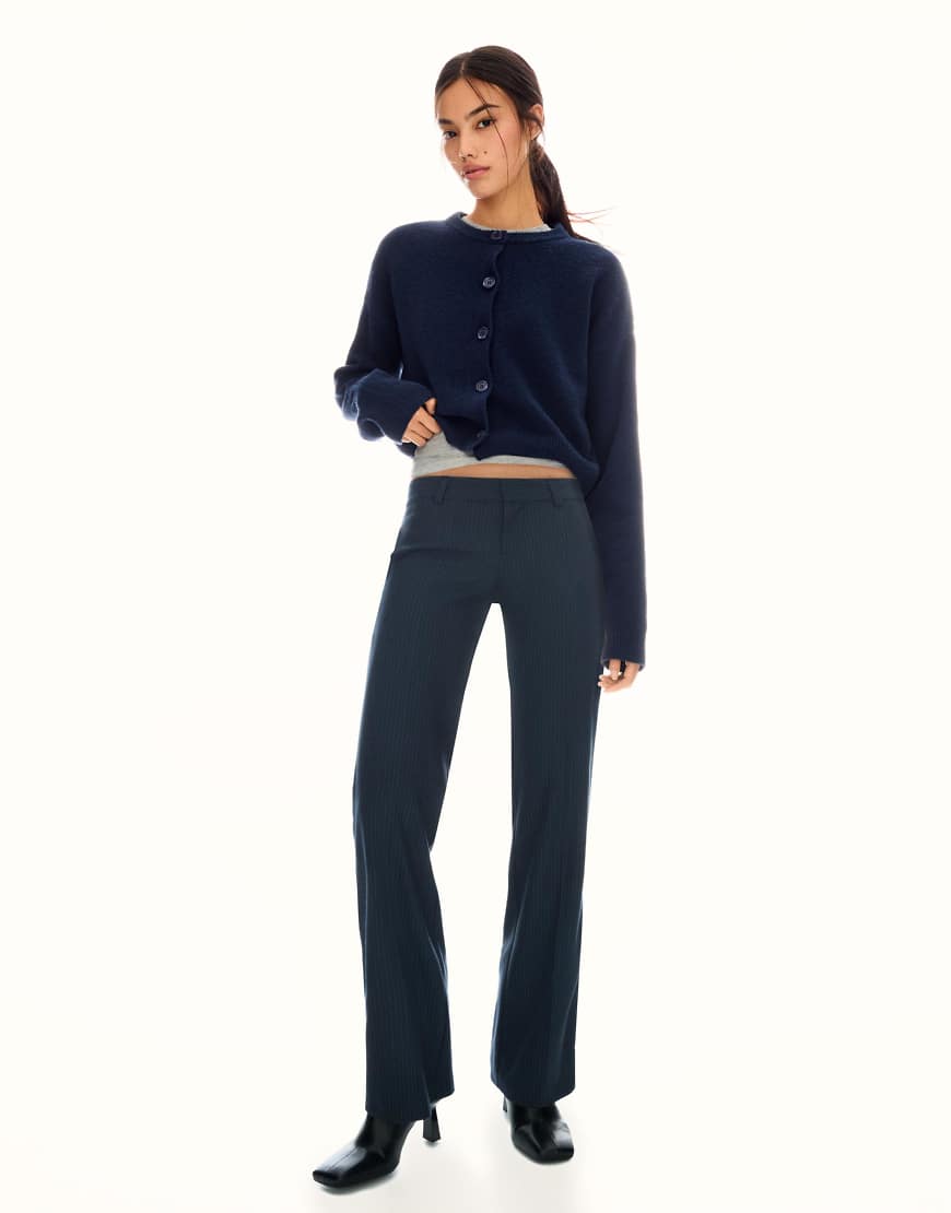 Bershka - Bootcut-Hose in Blau mit niedrigem Bund-Marineblau Bershka - Bootcut-Hose in Blau mit niedrigem Bund-Marineblau von Bershka