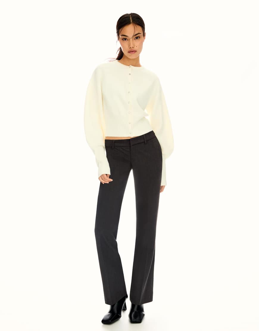 Bershka - Bootcut-Hose in Grau mit niedrigem Bund Bershka - Bootcut-Hose in Grau mit niedrigem Bund von Bershka