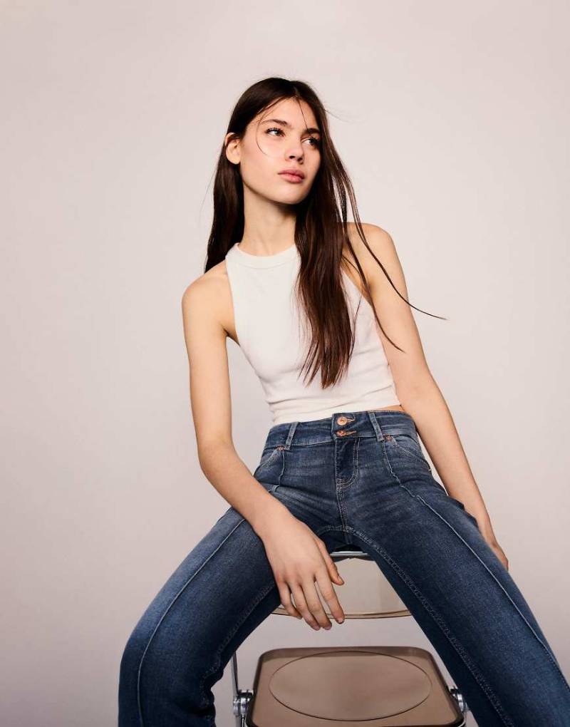 Bershka - Bootcut-Jeans in Blau mit niedrigem Bund von Bershka