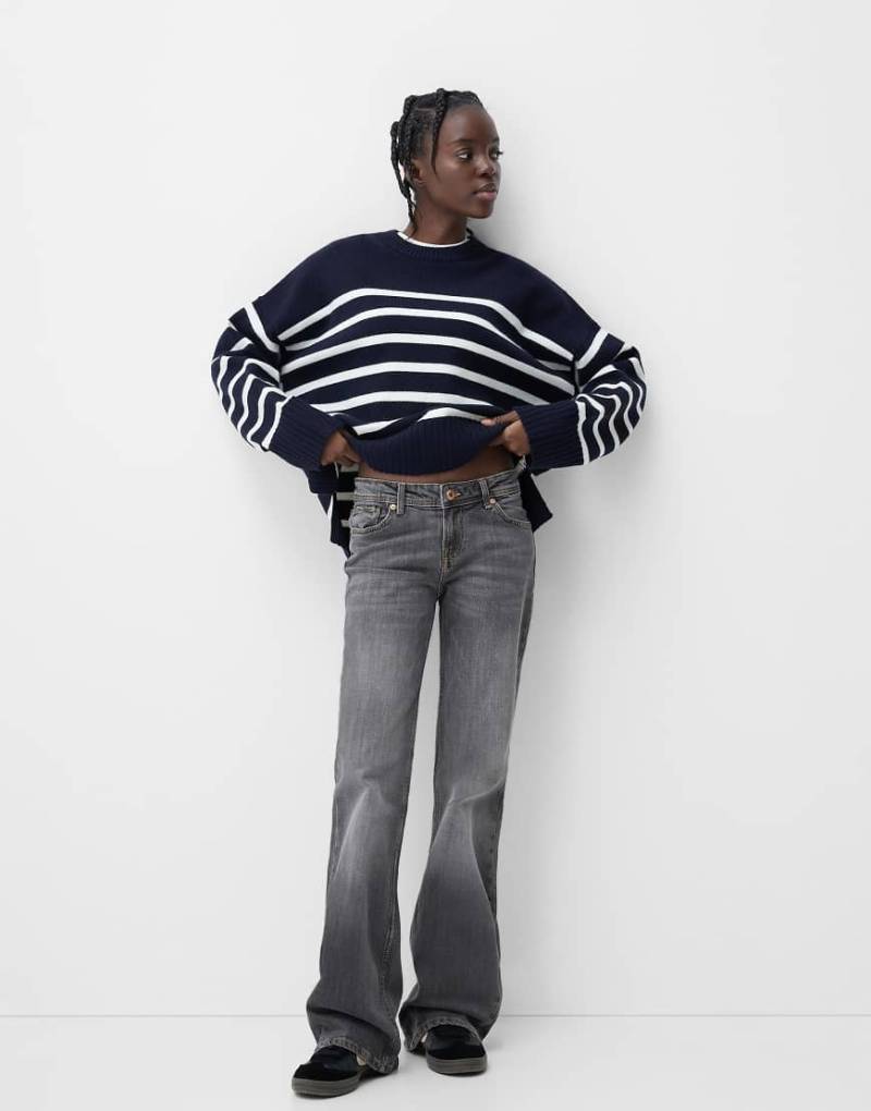 Bershka - Bootcut-Jeans in Grau mit niedrigem Bund von Bershka