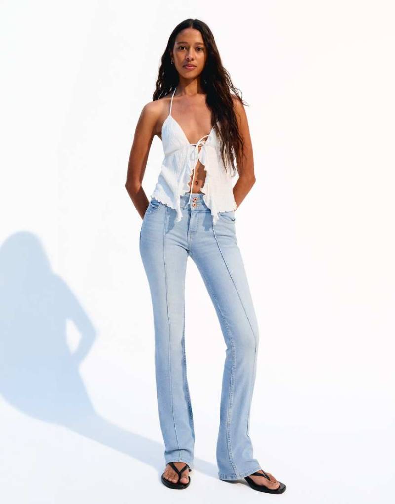 Bershka - Bootcut-Jeans in Hellblau mit niedrigem Bund von Bershka