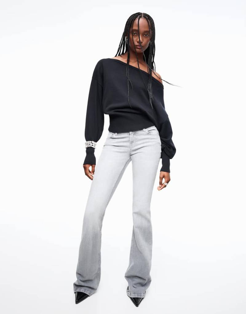 Bershka - Bootcut-Jeans in Hellgrau mit niedrigem Bund von Bershka