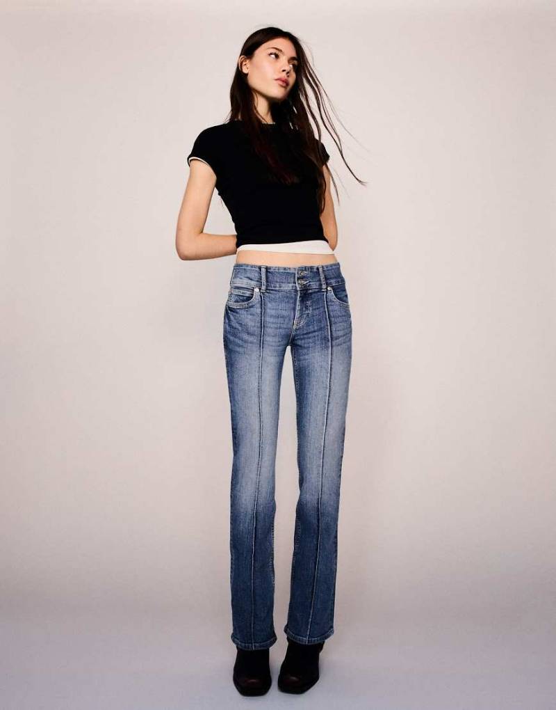 Bershka - Bootcut-Jeans in Jeansblau mit niedrigem Bund von Bershka