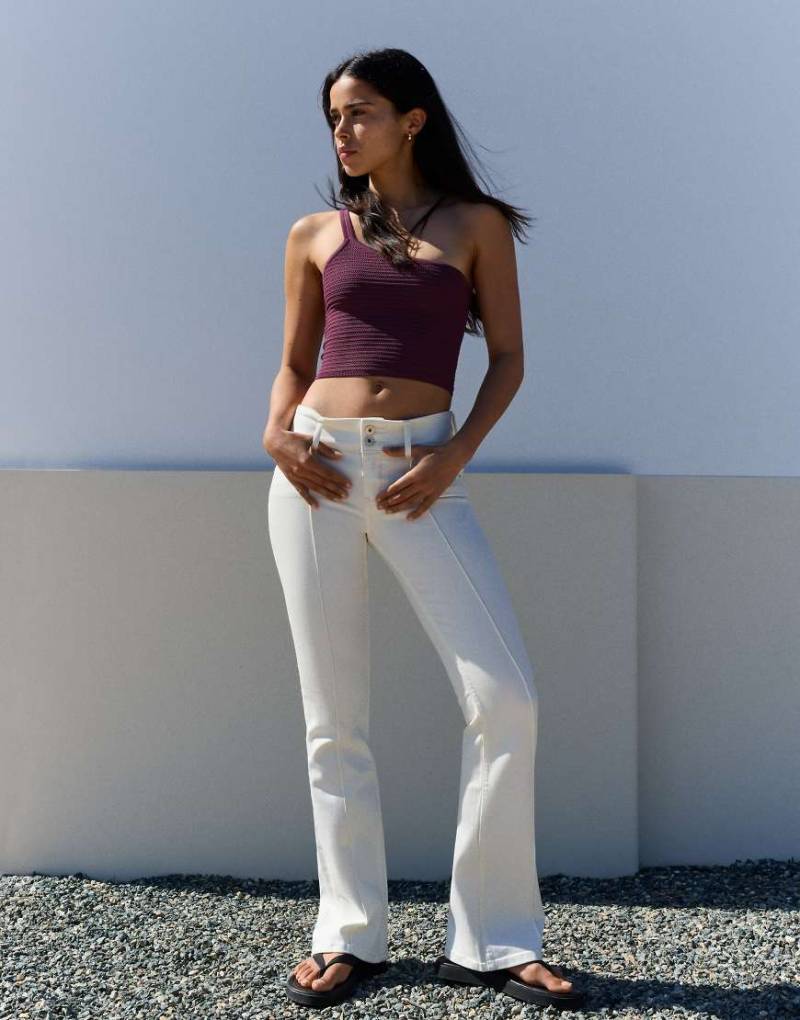 Bershka - Bootcut-Jeans in Weiß mit niedrigem Bund von Bershka