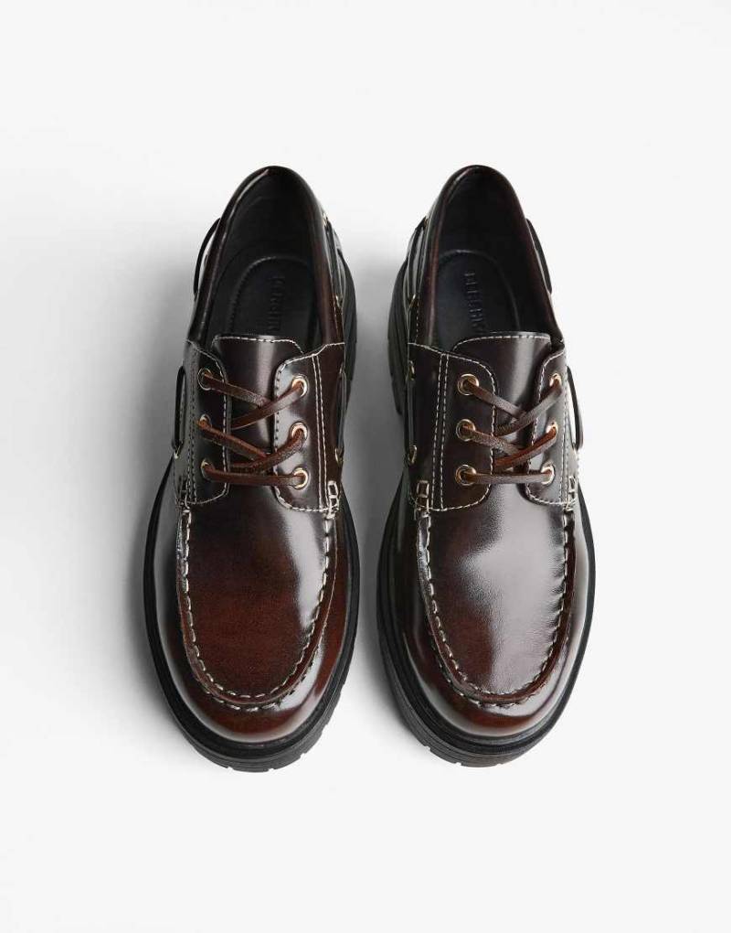 Bershka - Bootsschuhe in Braun mit gebürsteter Optik-Brown Bershka - Bootsschuhe in Braun mit gebürsteter Optik-Brown von Bershka