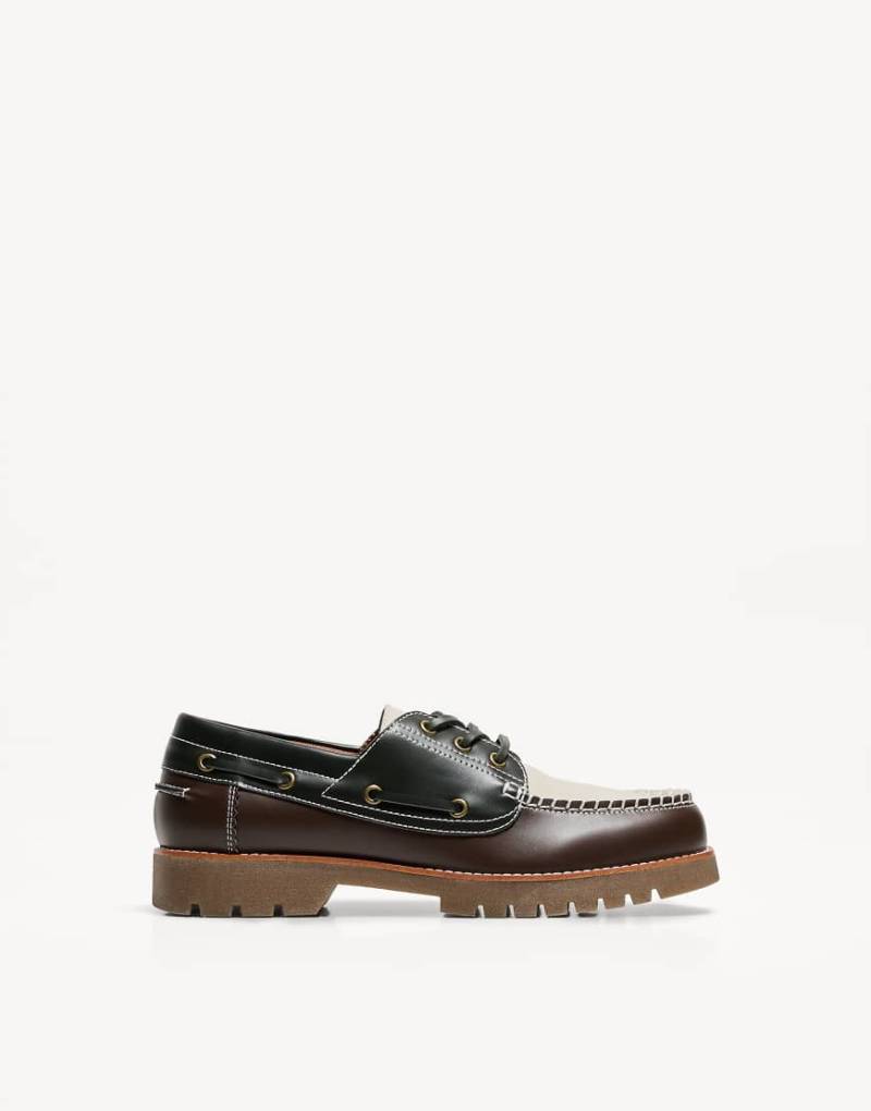 Bershka - Bootsschuhe in Schwarz mit dreifarbigem Moc Toe-Bunt von Bershka