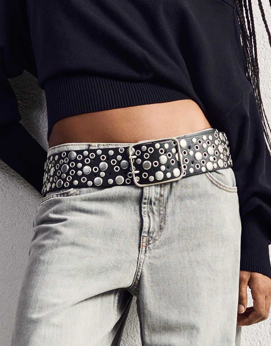 Bershka - Breiter Gürtel aus Kunstleder in Schwarz mit Nietenverzierung von Bershka