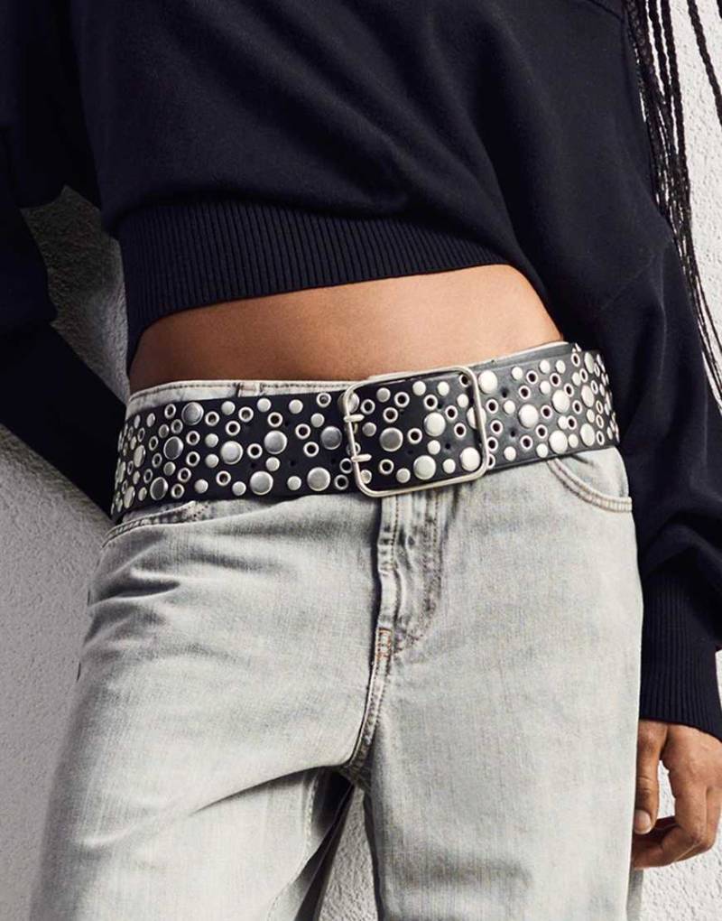 Bershka - Breiter Gürtel aus Kunstleder in Schwarz mit Nietenverzierung von Bershka