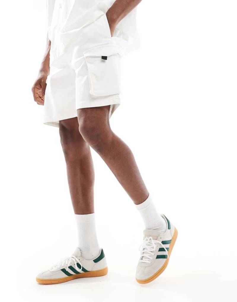 Bershka - Cargo-Bermuda-Jogginghose in Weiß von Bershka