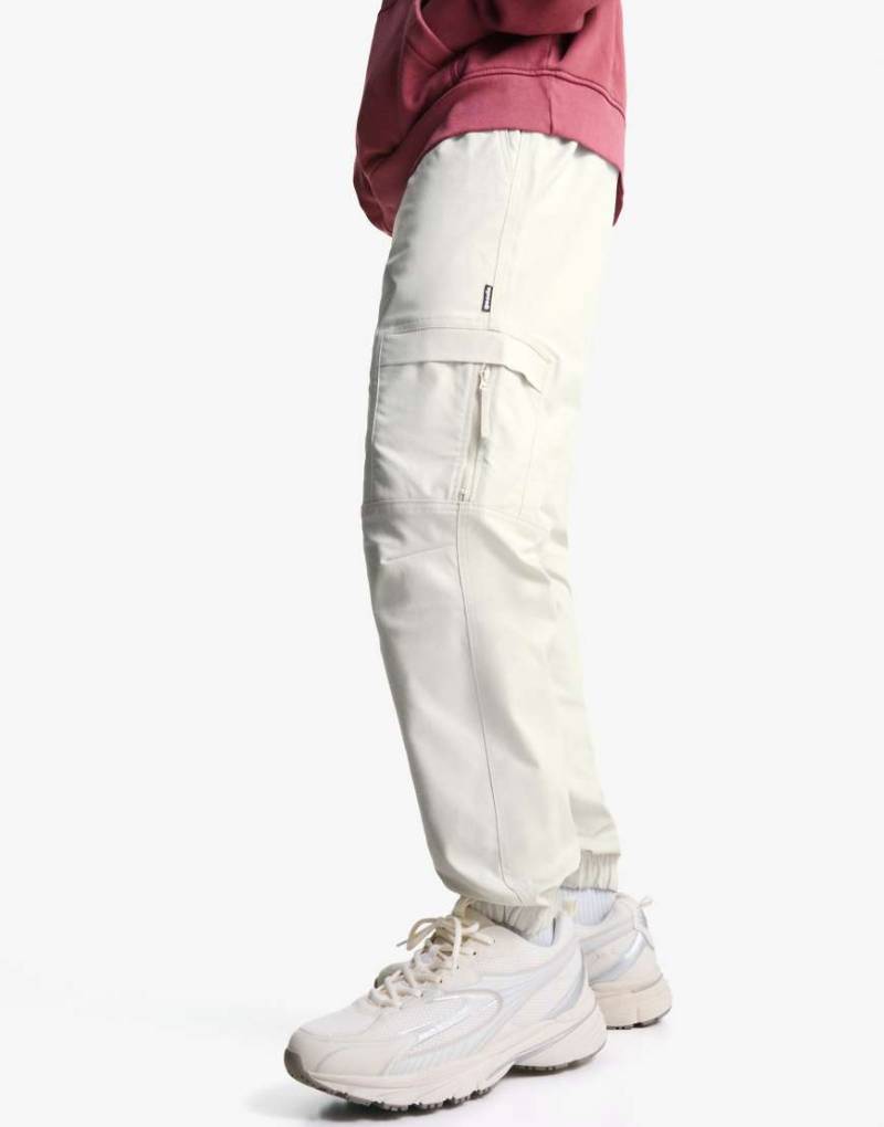 Bershka - Cargohose aus Funktionsmaterial in Beige-Neutral Bershka - Cargohose aus Funktionsmaterial in Beige-Neutral von Bershka