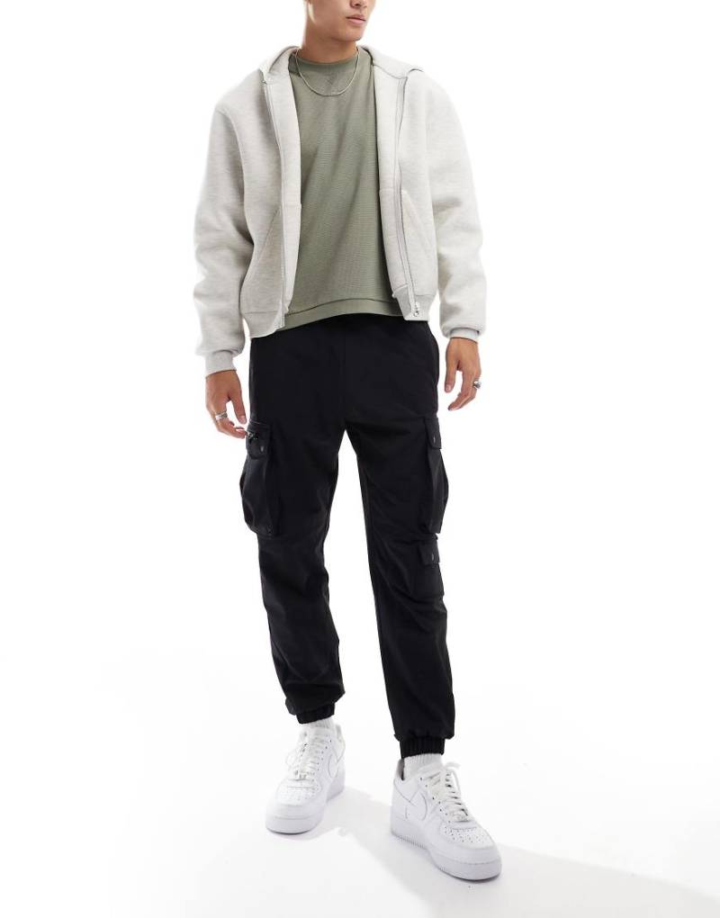 Bershka - Cargohose aus Funktionsmaterial in Schwarz Bershka - Cargohose aus Funktionsmaterial in Schwarz von Bershka