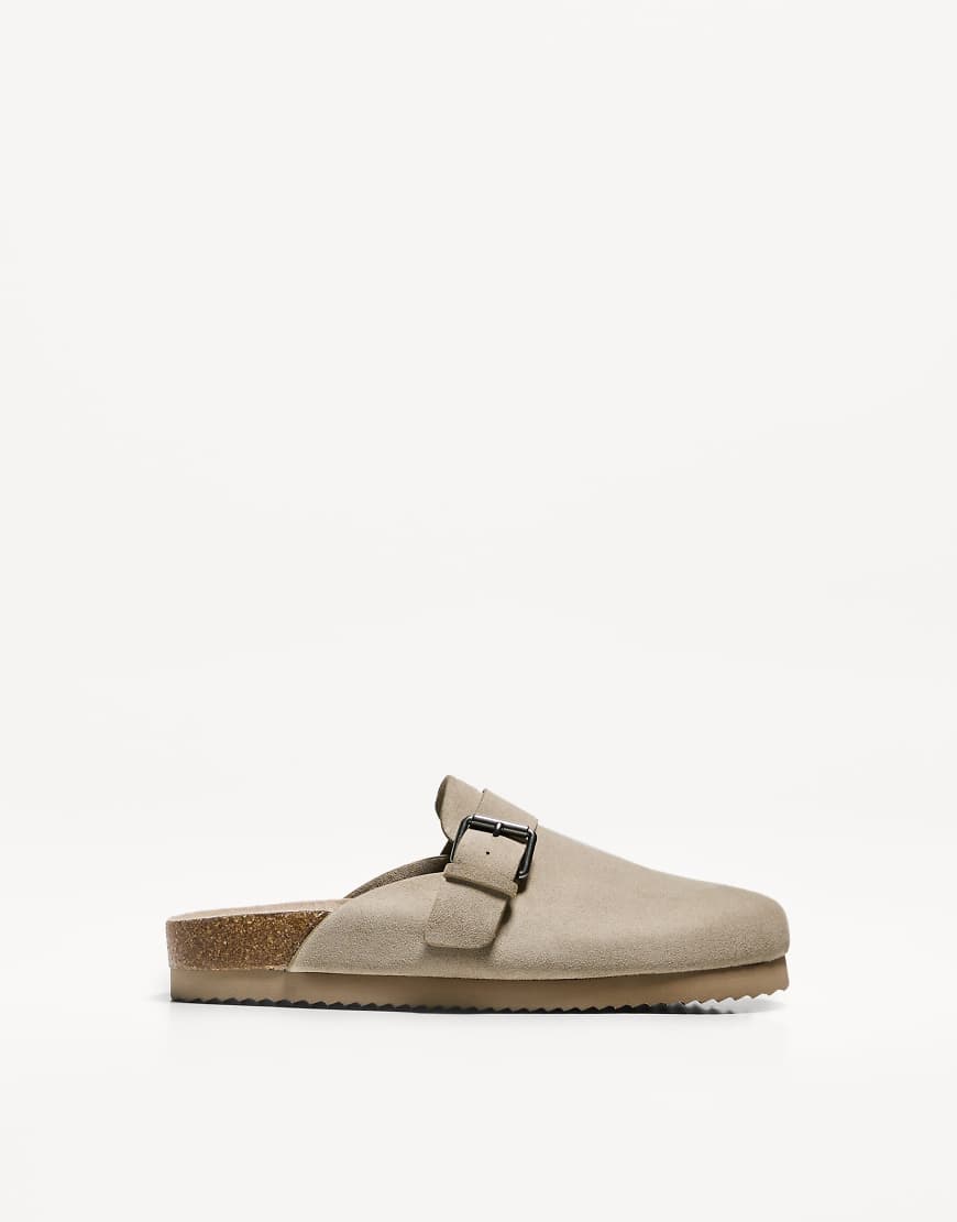 Bershka - Clogs in Beige mit Schnallendetail-Neutral von Bershka