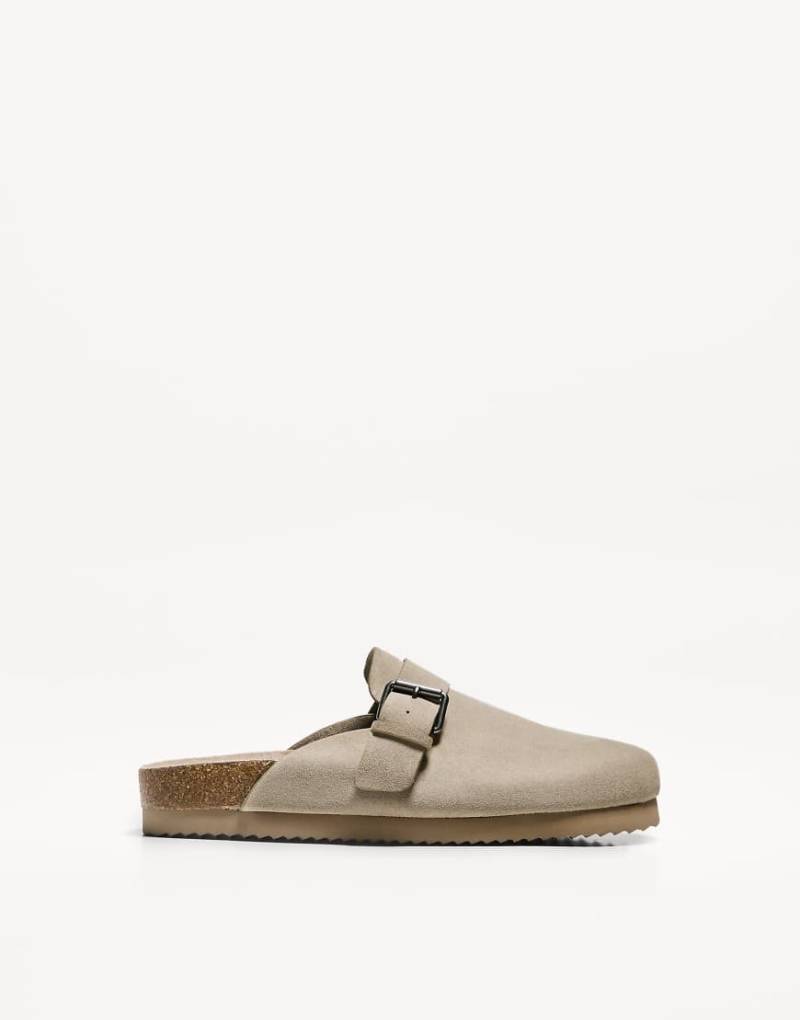 Bershka - Clogs in Beige mit Schnallendetail-Neutral von Bershka