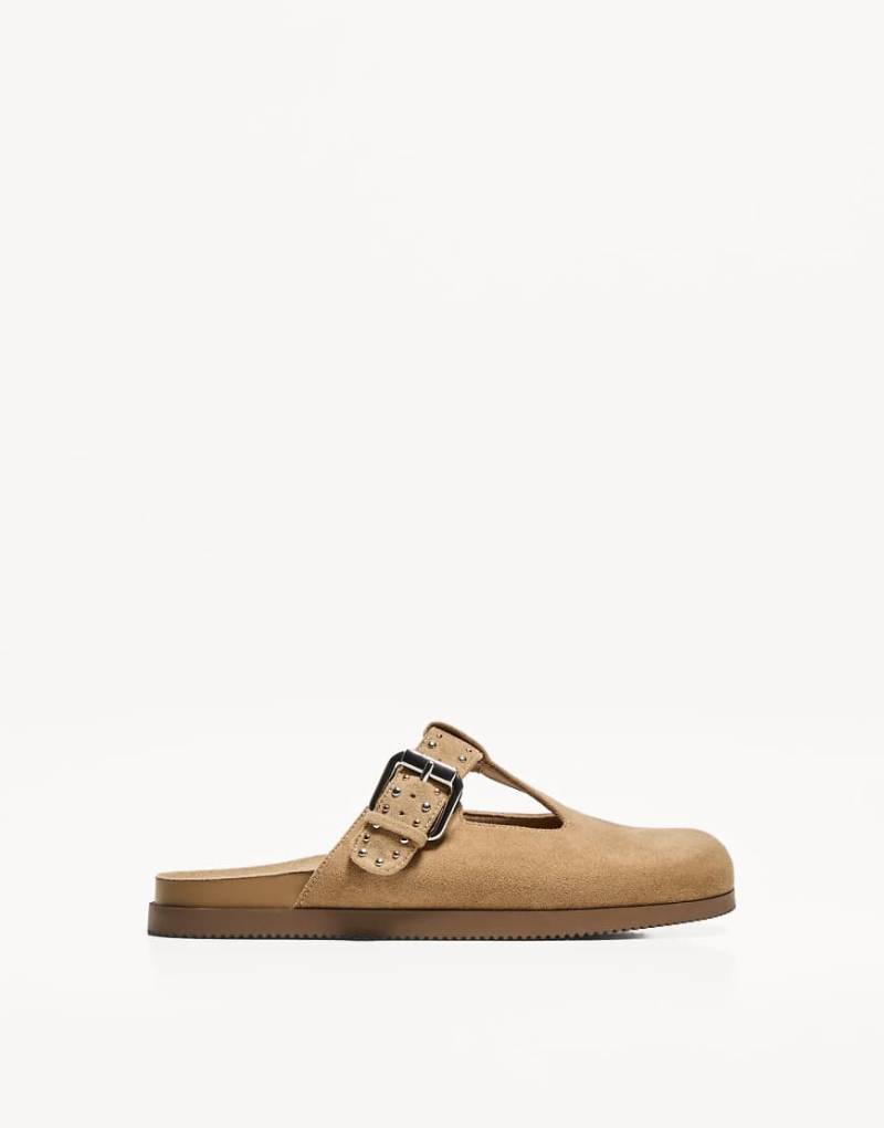 Bershka - Clogs in Hellbraun mit Schnallen von Bershka