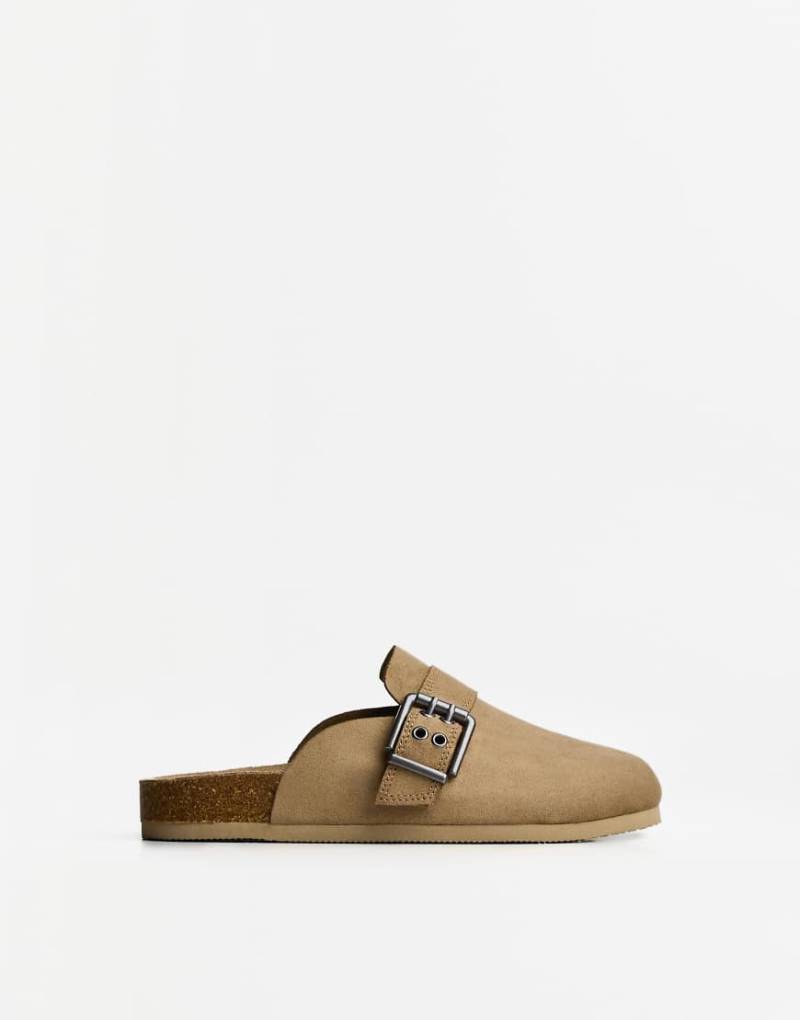 Bershka - Clogs in Hellbraun mit Schnallendetail von Bershka